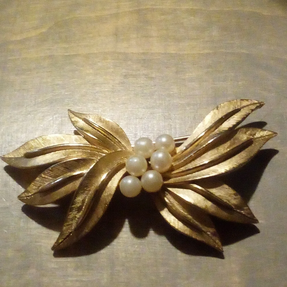 Vintage Trifari Gold Tone Faux Pearl Brooch Pin